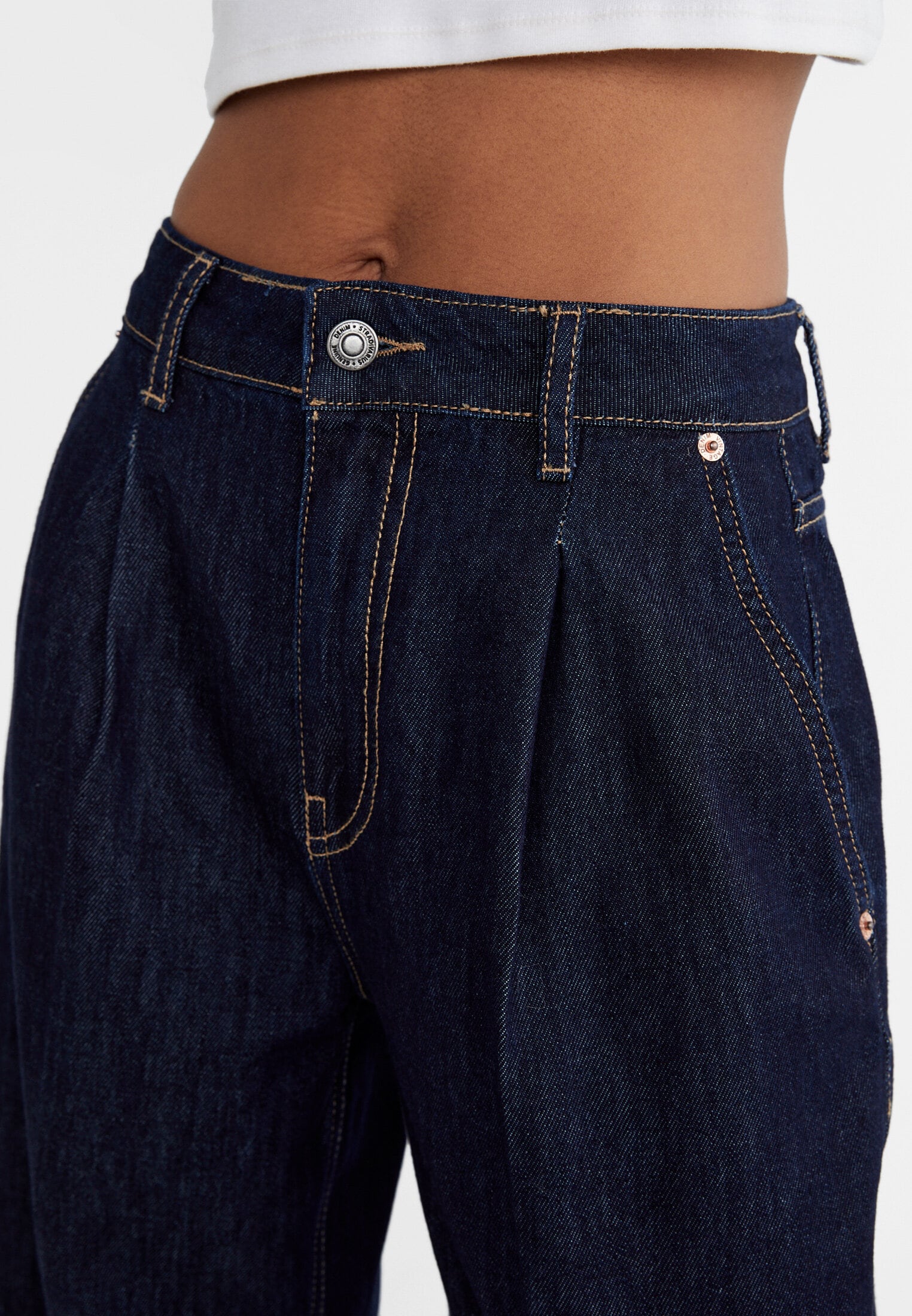 STRAIGHT FIT JEANS WITH DARTS