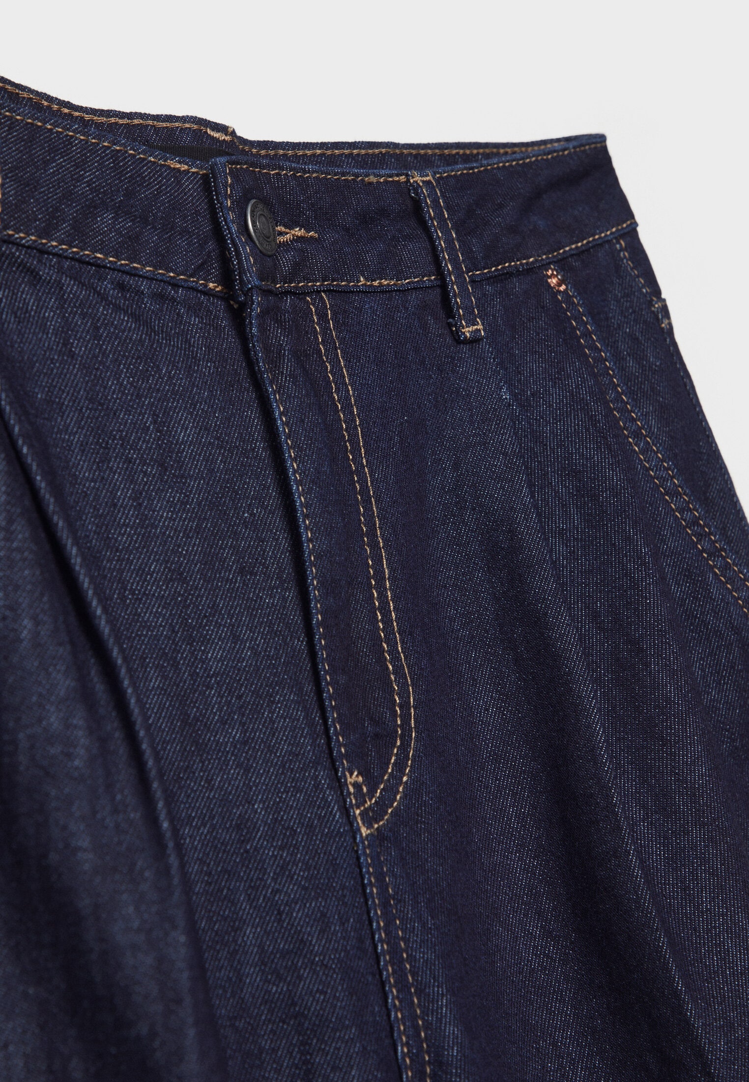 STRAIGHT FIT JEANS WITH DARTS