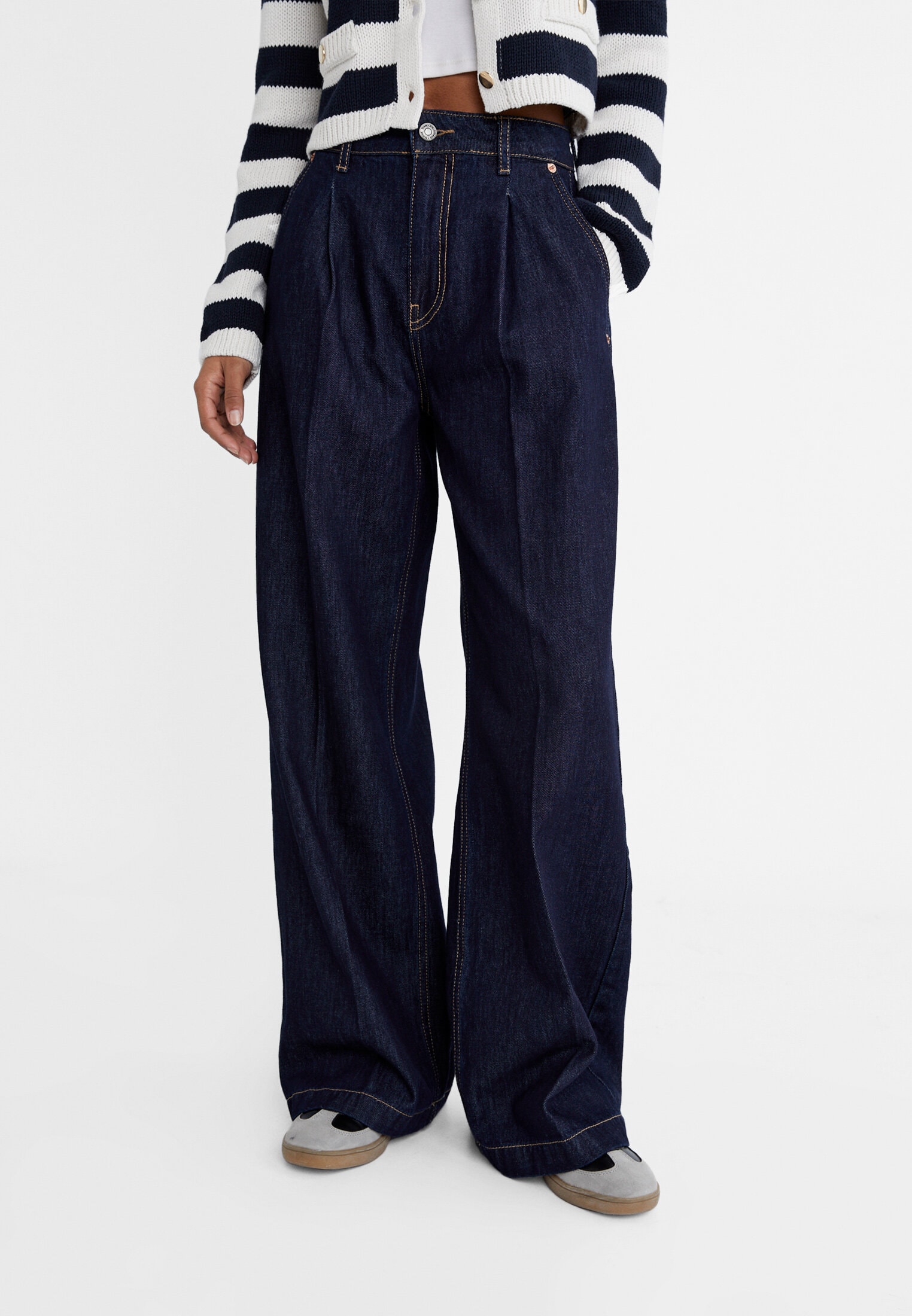 STRAIGHT FIT JEANS WITH DARTS