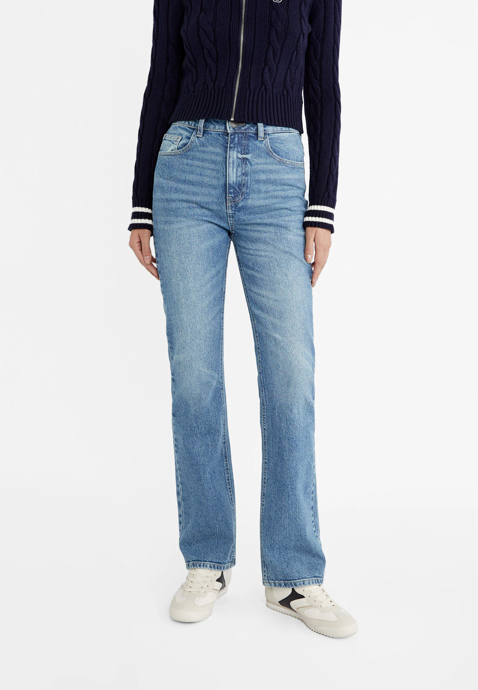 STRAIGHT COMFORT FIT JEANS